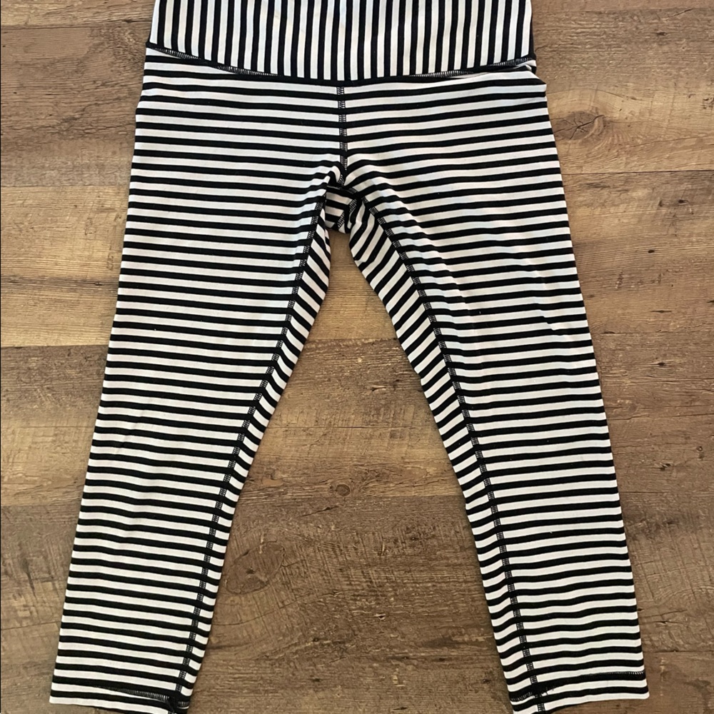 Wunder Under Lululemon crop leggings. Size 6. Great condition!!